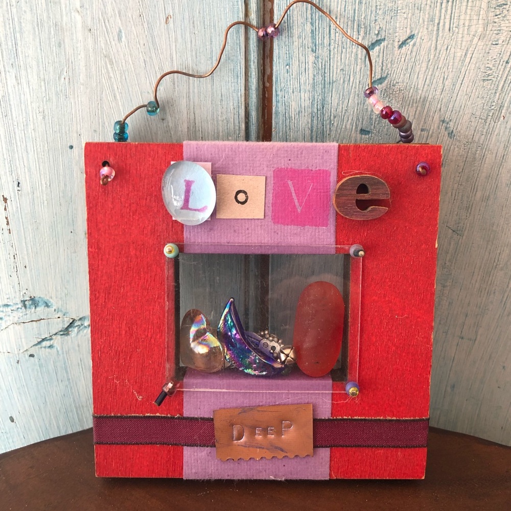 “Love Deep” artisan made little wall hanging in red & purple - Picture 8 of 8